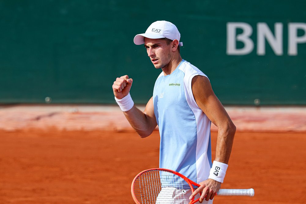 Roland Garros 2026, l’Italia fa la storia: Arnaldi in semifinale dopo il ritiro di Berrettini, Cobolli vola tra i grandi