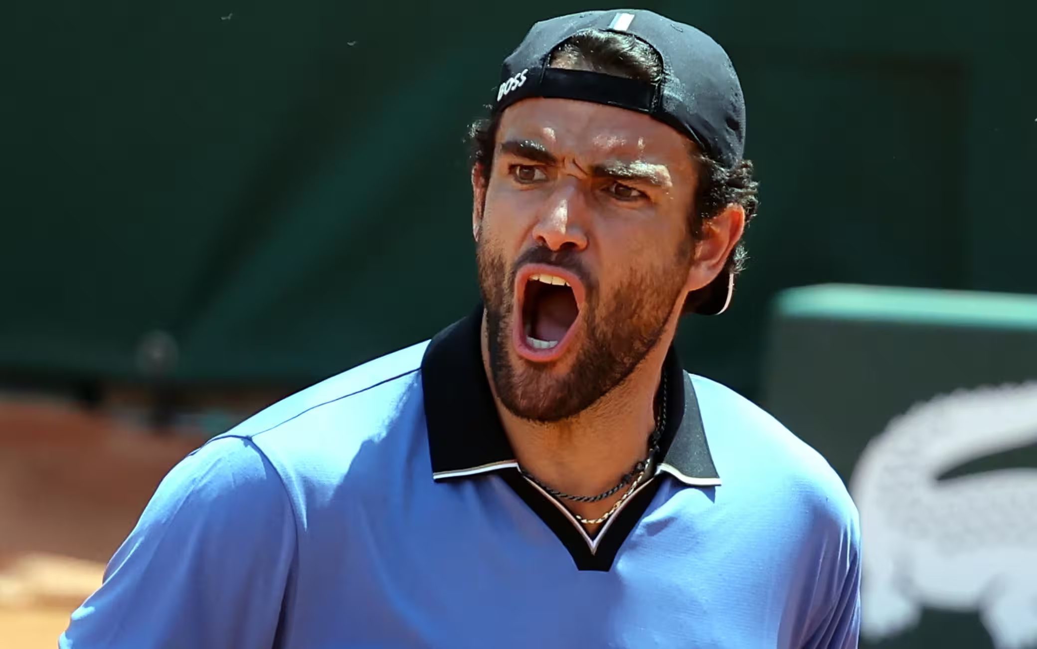 Flavio Cobolli e Matteo Berrettini sono tra i migliori otto del torneo. Matteo Arnaldi, in campo nel match serale, si trova invece sotto di due set a uno contro l'americano Frances Tiafoe e sta inseguendo in un delicatissimo quarto set.