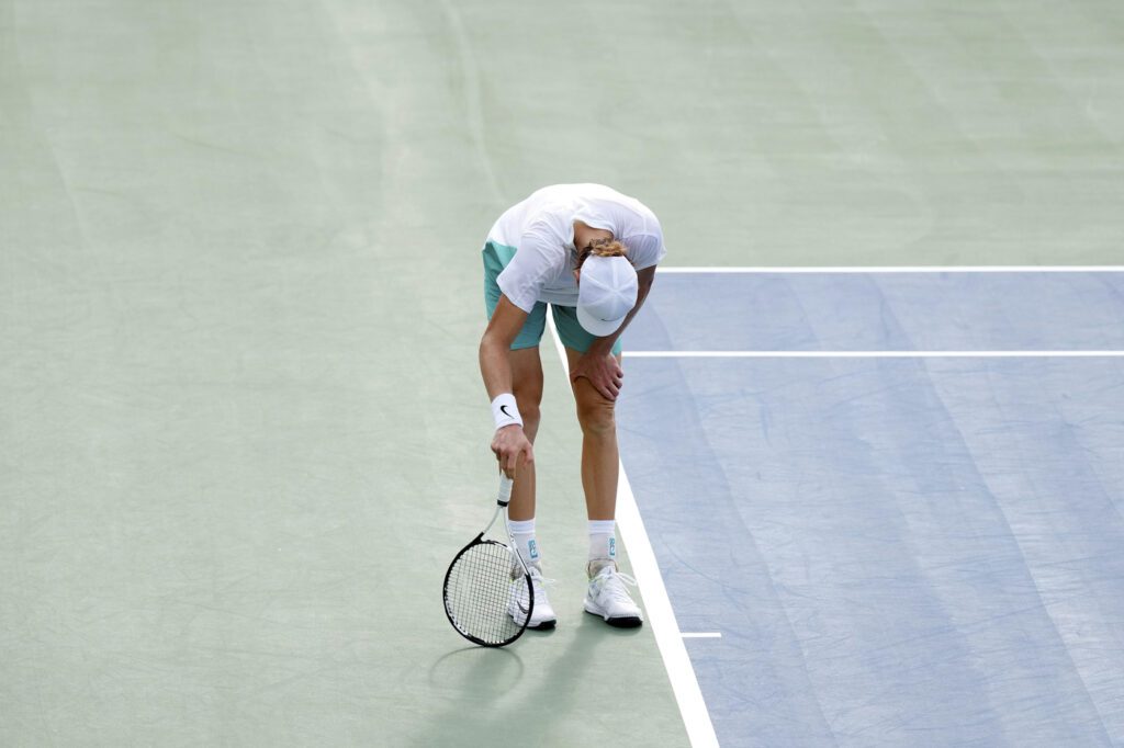 Sinner salta il Masters 1000 di Cincinnati: infortunio al ginocchio destro e corsa contro il tempo per gli US Open